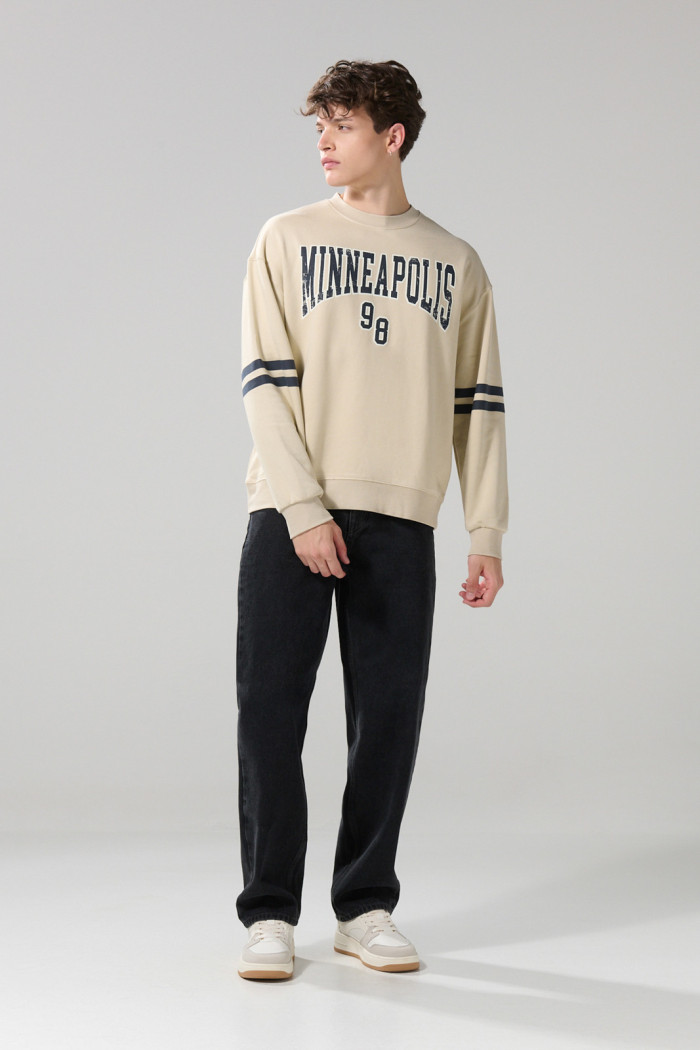 Buzo kaki oversize college con cuello redondo y franjas