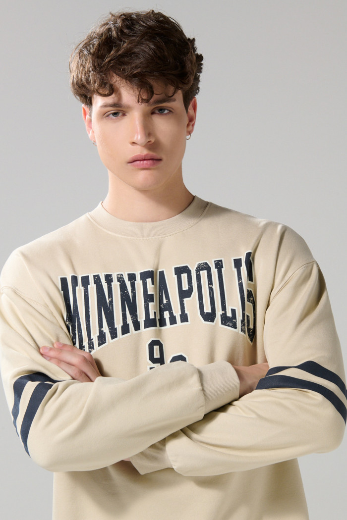 Buzo kaki oversize college con cuello redondo y franjas