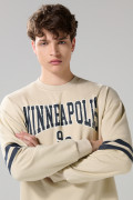 Buzo kaki oversize college con cuello redondo y franjas