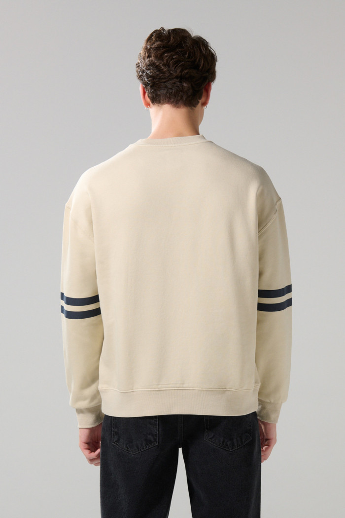 Buzo kaki oversize college con cuello redondo y franjas