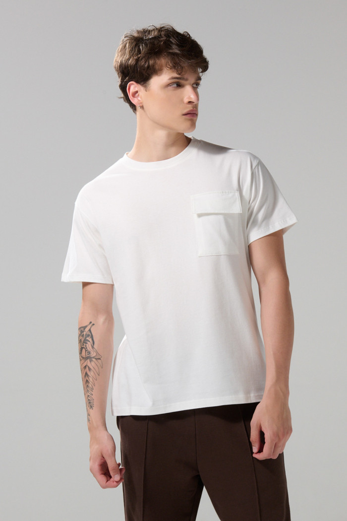 Camiseta unicolor con bolsillo en frente y manga corta