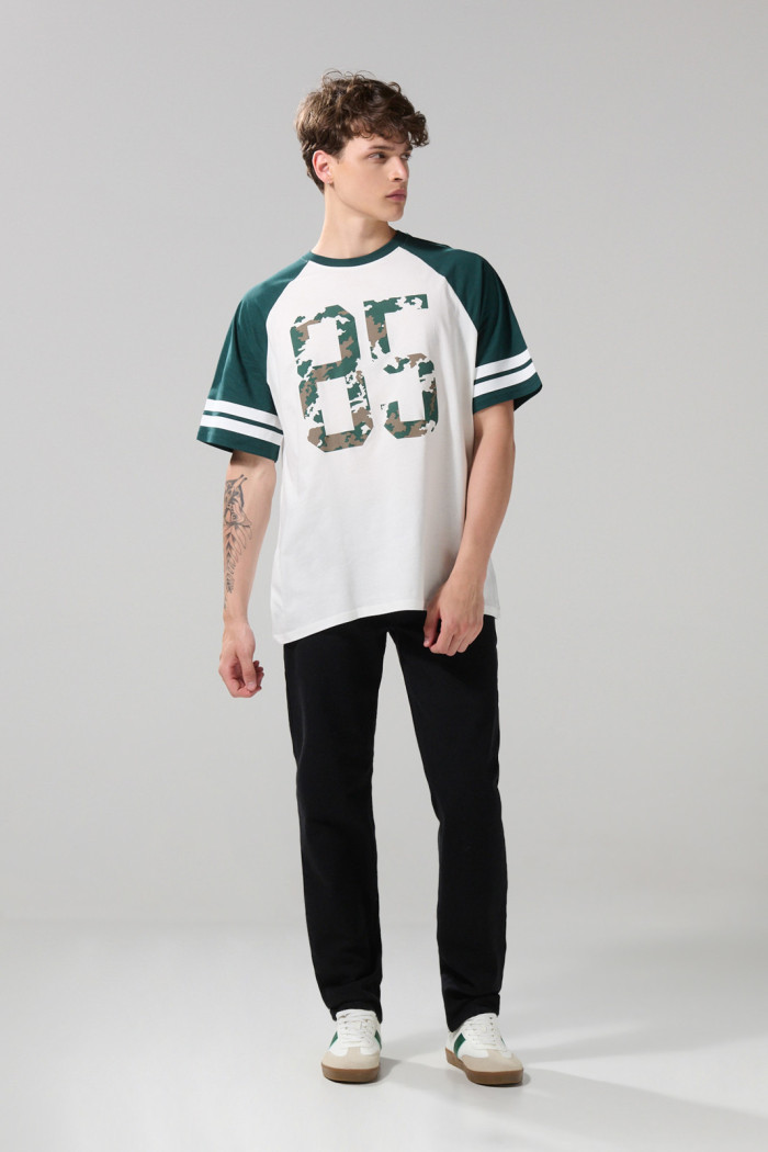 Camiseta crema college con manga ranglan corta oversize