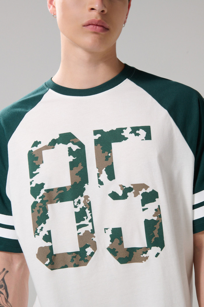Camiseta crema college con manga ranglan corta oversize