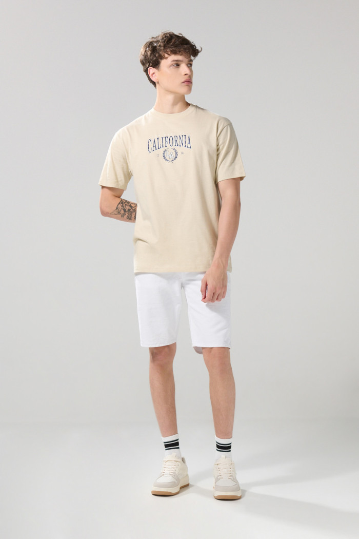 Camiseta college kaki con manga corta y cuello redondo