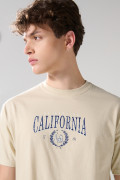 Camiseta college kaki con manga corta y cuello redondo