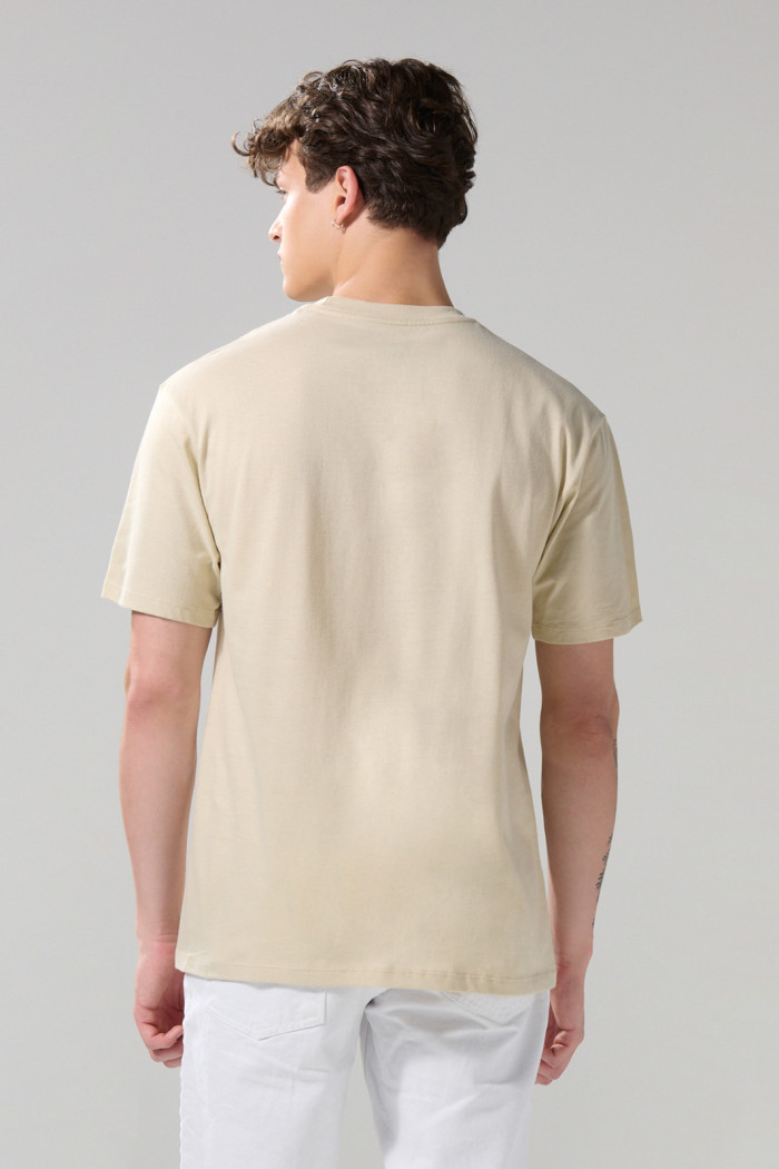 Camiseta college kaki con manga corta y cuello redondo