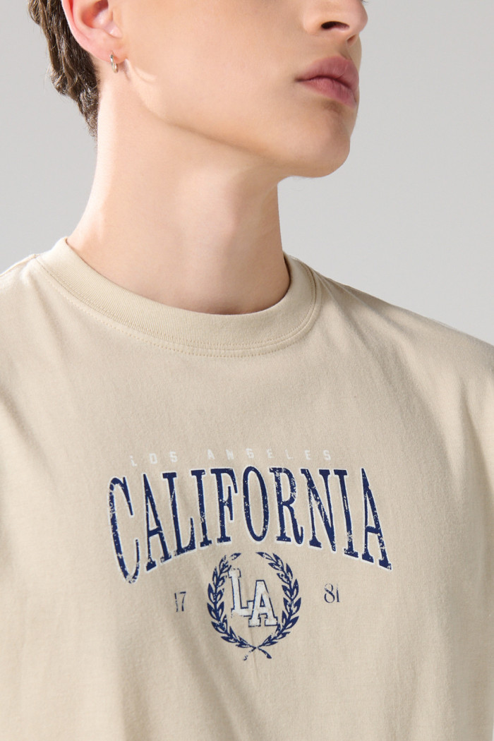 Camiseta college kaki con manga corta y cuello redondo