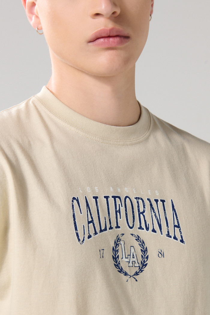 Camiseta college kaki con manga corta y cuello redondo