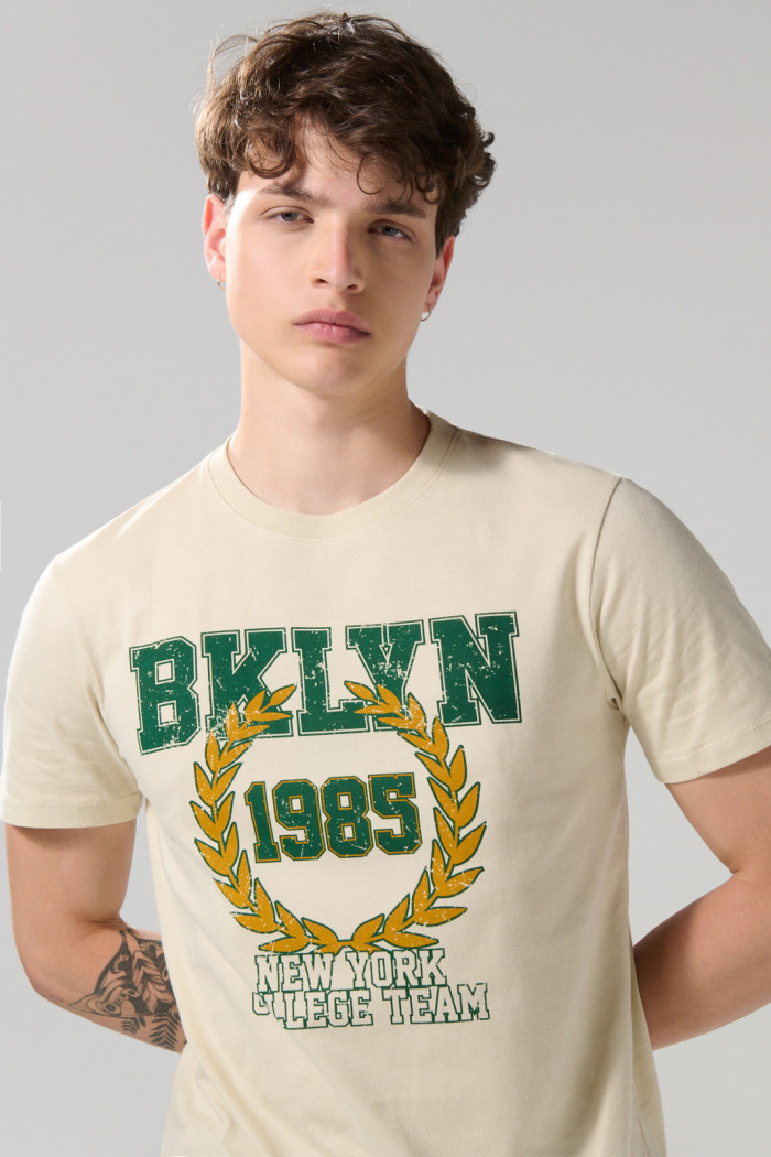 Camiseta cuello redondo kaki con estampado college