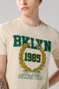 Camiseta cuello redondo kaki con estampado college