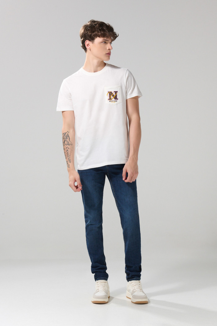 Camiseta crema college con cuello redondo y bolsillo