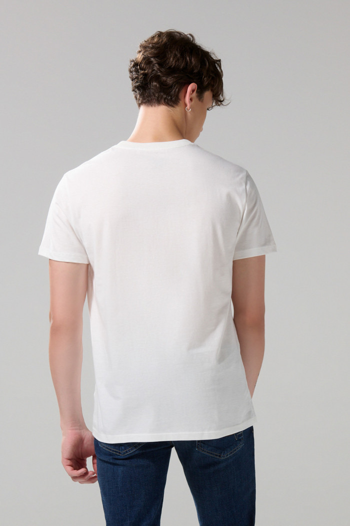 Camiseta crema college con cuello redondo y bolsillo
