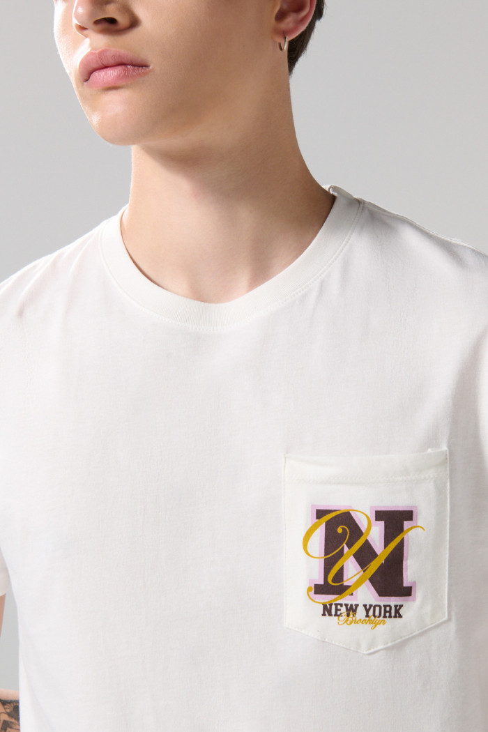 Camiseta crema college con cuello redondo y bolsillo