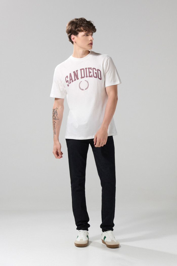 Camiseta con diseño college y cuello redondo crema clara