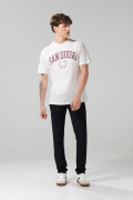 Camiseta con diseño college y cuello redondo crema clara