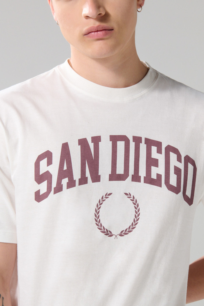 Camiseta con diseño college y cuello redondo crema clara