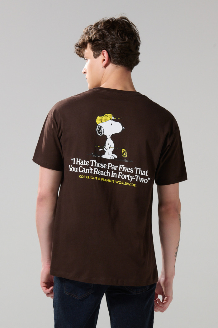 Camiseta café oscura cuello redondo de Snoopy