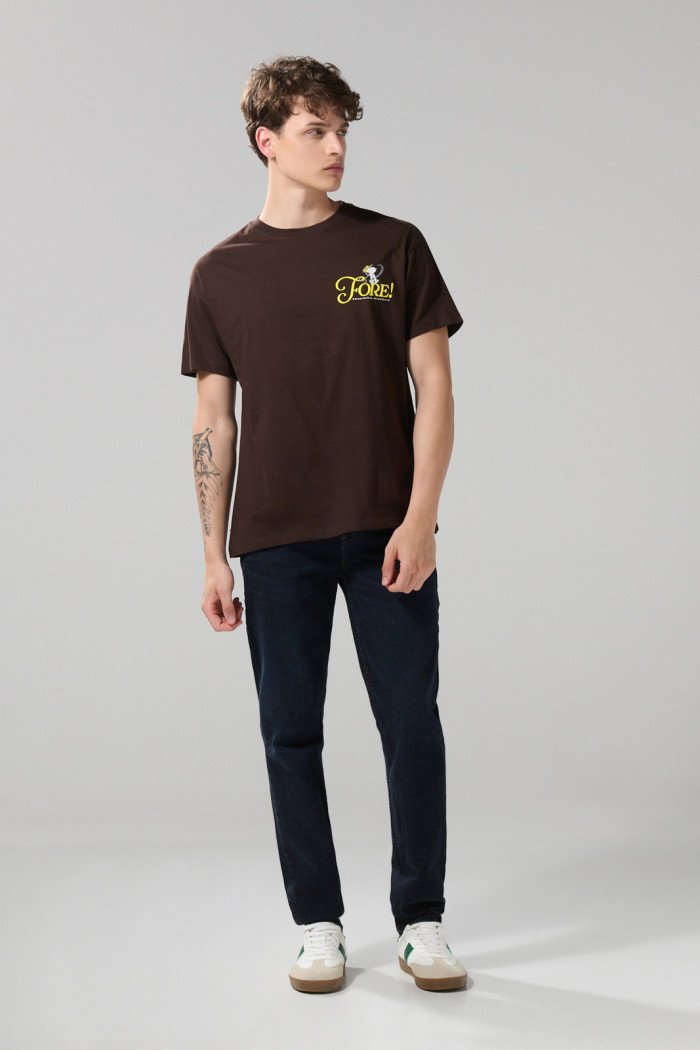 Camiseta café oscura cuello redondo de Snoopy