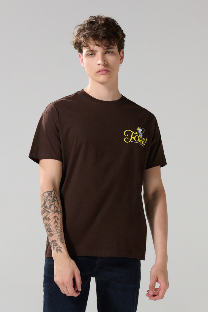 Camiseta café oscura cuello redondo de Snoopy