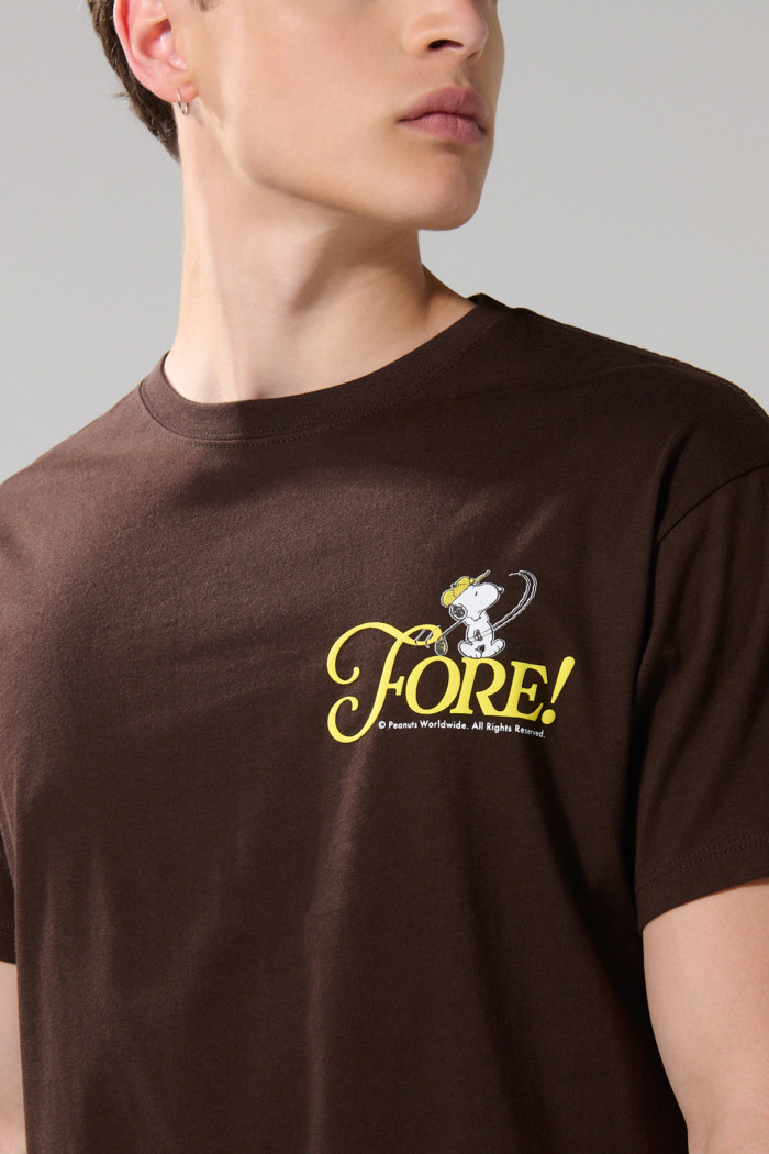 Camiseta café oscura cuello redondo de Snoopy