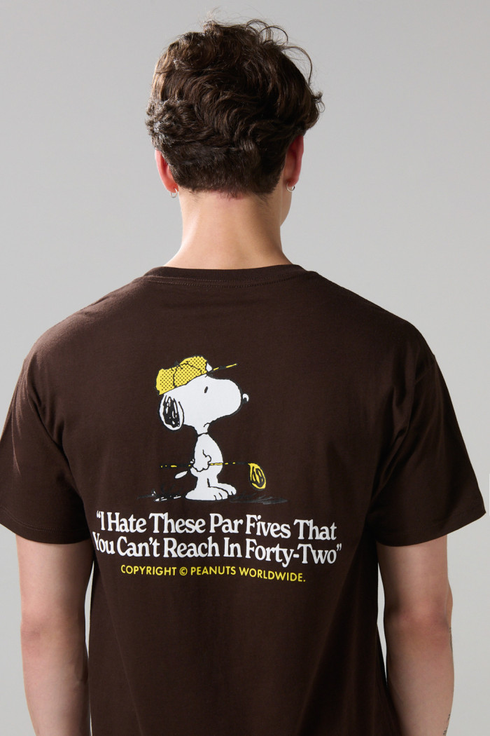 Camiseta café oscura cuello redondo de Snoopy