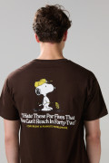 Camiseta café oscura cuello redondo de Snoopy