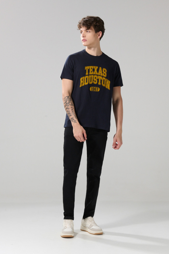 Camiseta cuello redondo azul con arte college amarillo