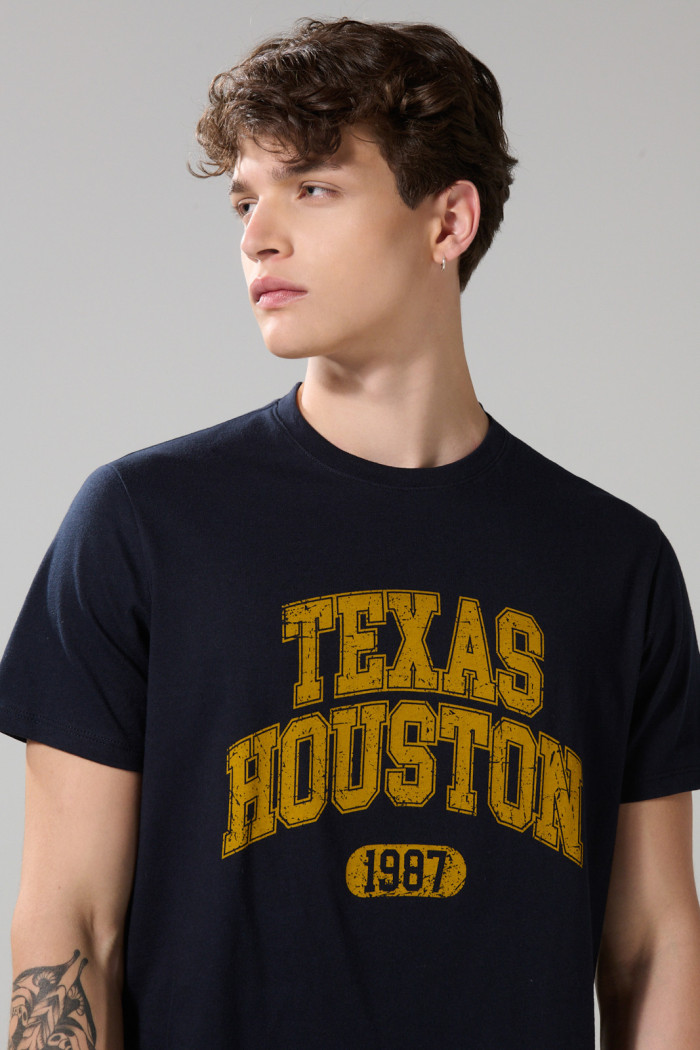 Camiseta cuello redondo azul con arte college amarillo