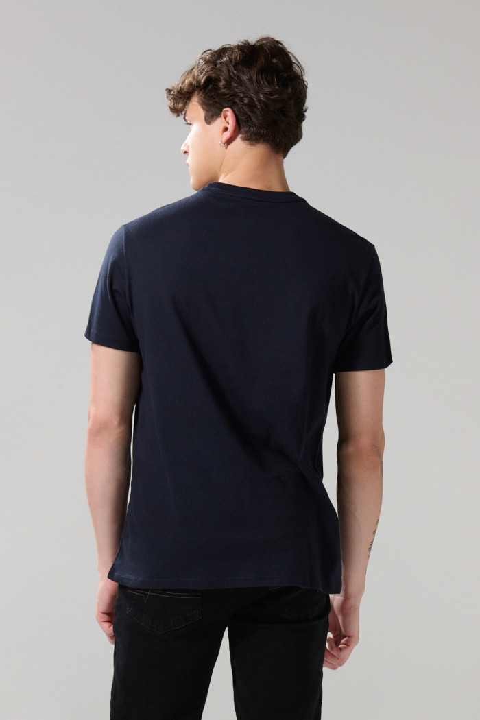 Camiseta cuello redondo azul con arte college amarillo