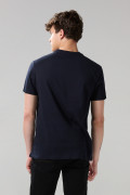 Camiseta cuello redondo azul con arte college amarillo