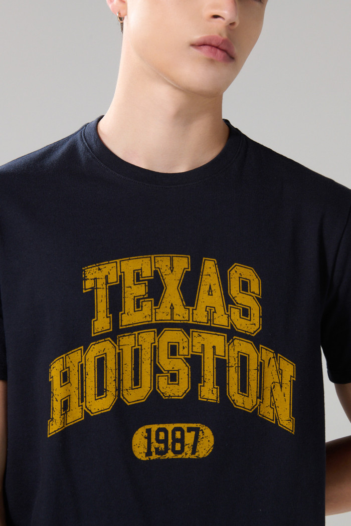 Camiseta cuello redondo azul con arte college amarillo