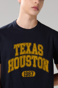 Camiseta cuello redondo azul con arte college amarillo