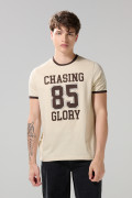 Camiseta kaki clara college con contrastes y cuello redondo