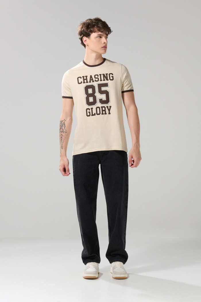 Camiseta kaki clara college con contrastes y cuello redondo
