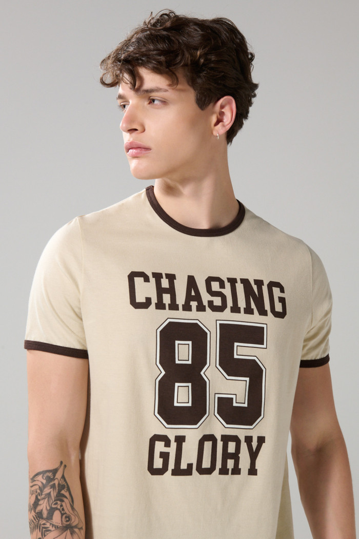 Camiseta kaki clara college con contrastes y cuello redondo