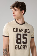 Camiseta kaki clara college con contrastes y cuello redondo
