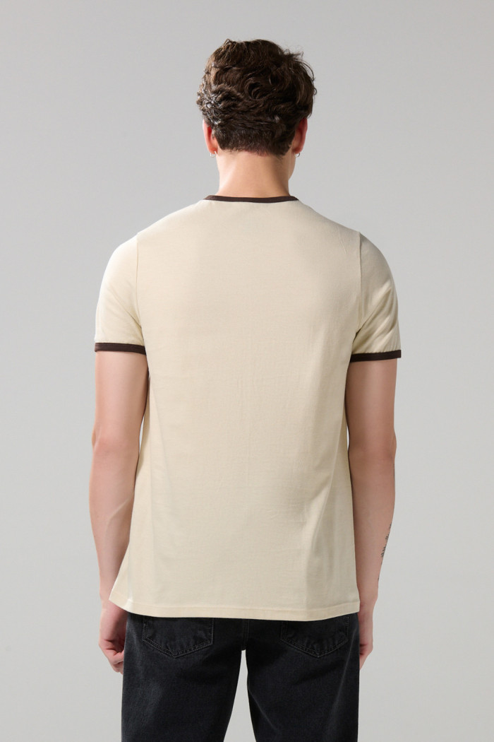 Camiseta kaki clara college con contrastes y cuello redondo