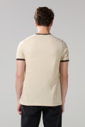 Camiseta kaki clara college con contrastes y cuello redondo
