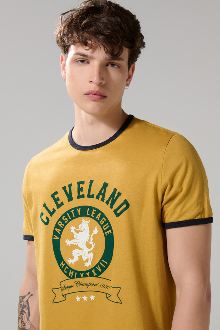 Camiseta amarilla college manga corta con contrastes