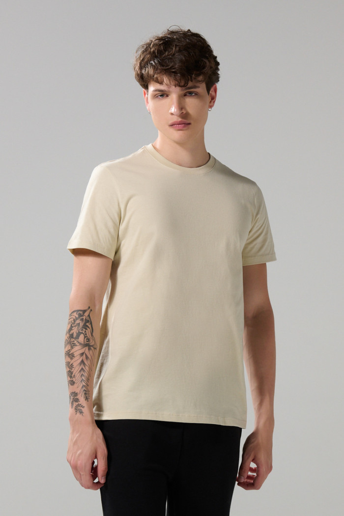 Camiseta cuello redondo unicolor con doblez en puños