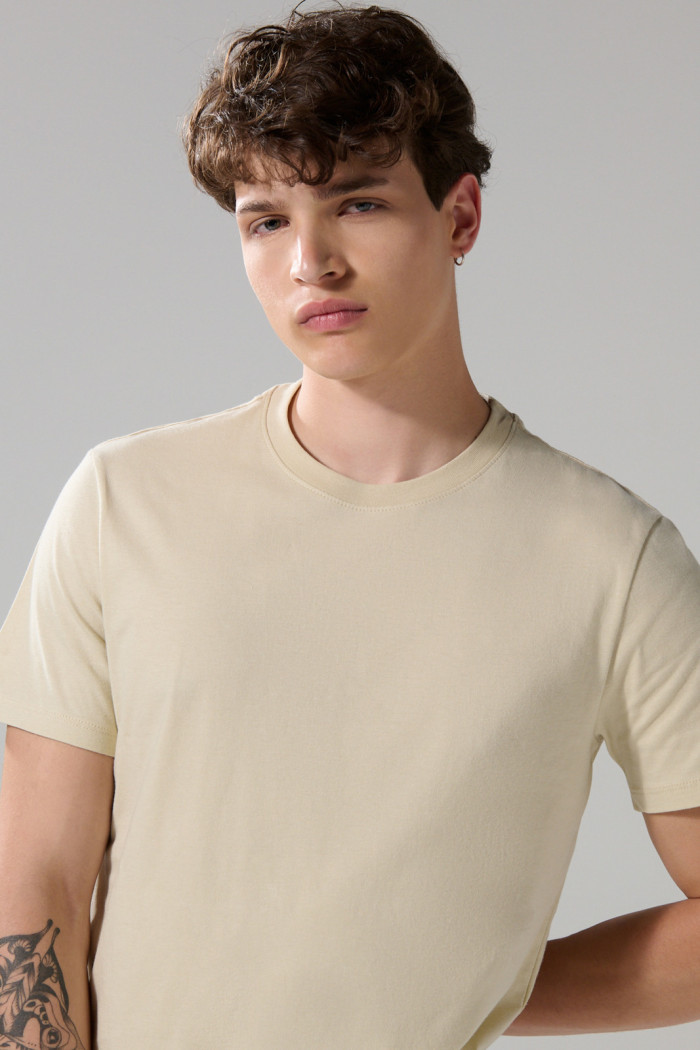 Camiseta cuello redondo unicolor con doblez en puños