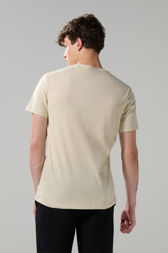 Camiseta cuello redondo unicolor con doblez en puños