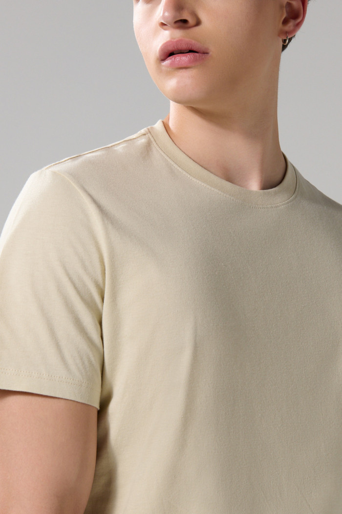 Camiseta cuello redondo unicolor con doblez en puños