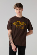Camiseta cuello redondo café oscura con texto en frente