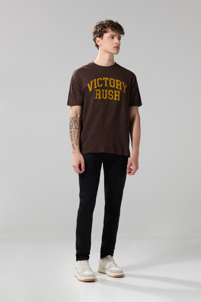 Camiseta cuello redondo café oscura con texto en frente
