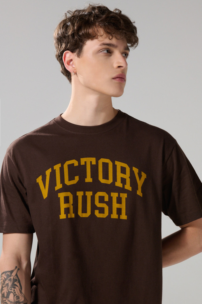 Camiseta cuello redondo café oscura con texto en frente