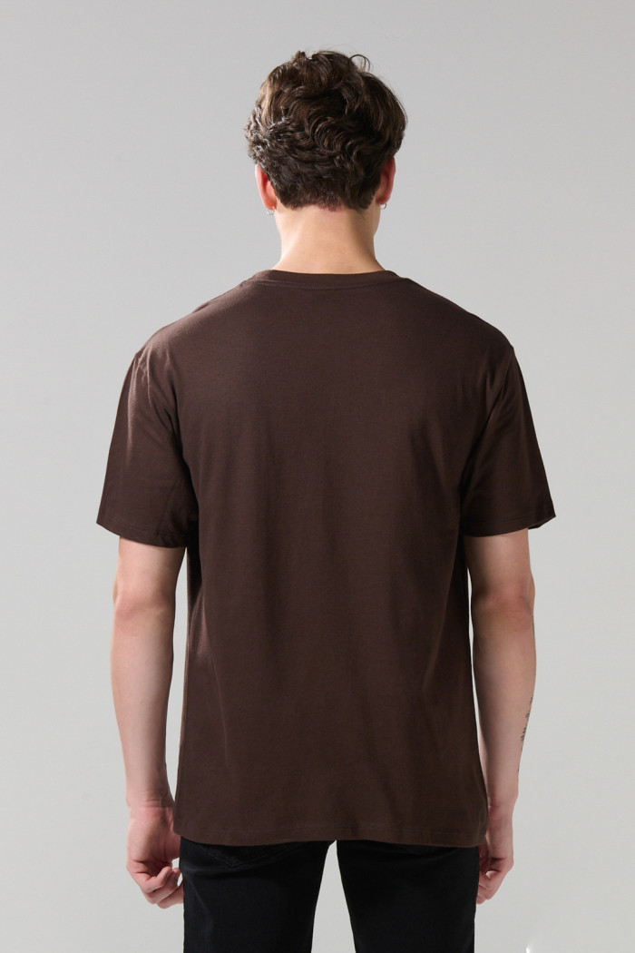 Camiseta cuello redondo café oscura con texto en frente