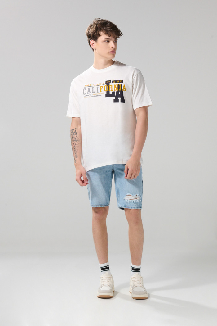 Camiseta hombro rodado crema college con cuello redondo