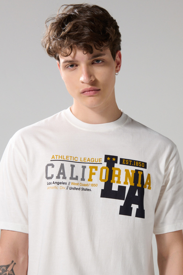 Camiseta hombro rodado crema college con cuello redondo