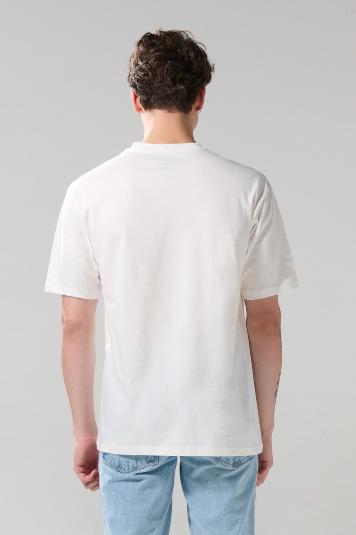 Camiseta hombro rodado crema college con cuello redondo